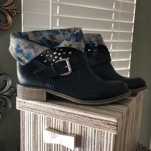 Shoe dazzle ankle boot